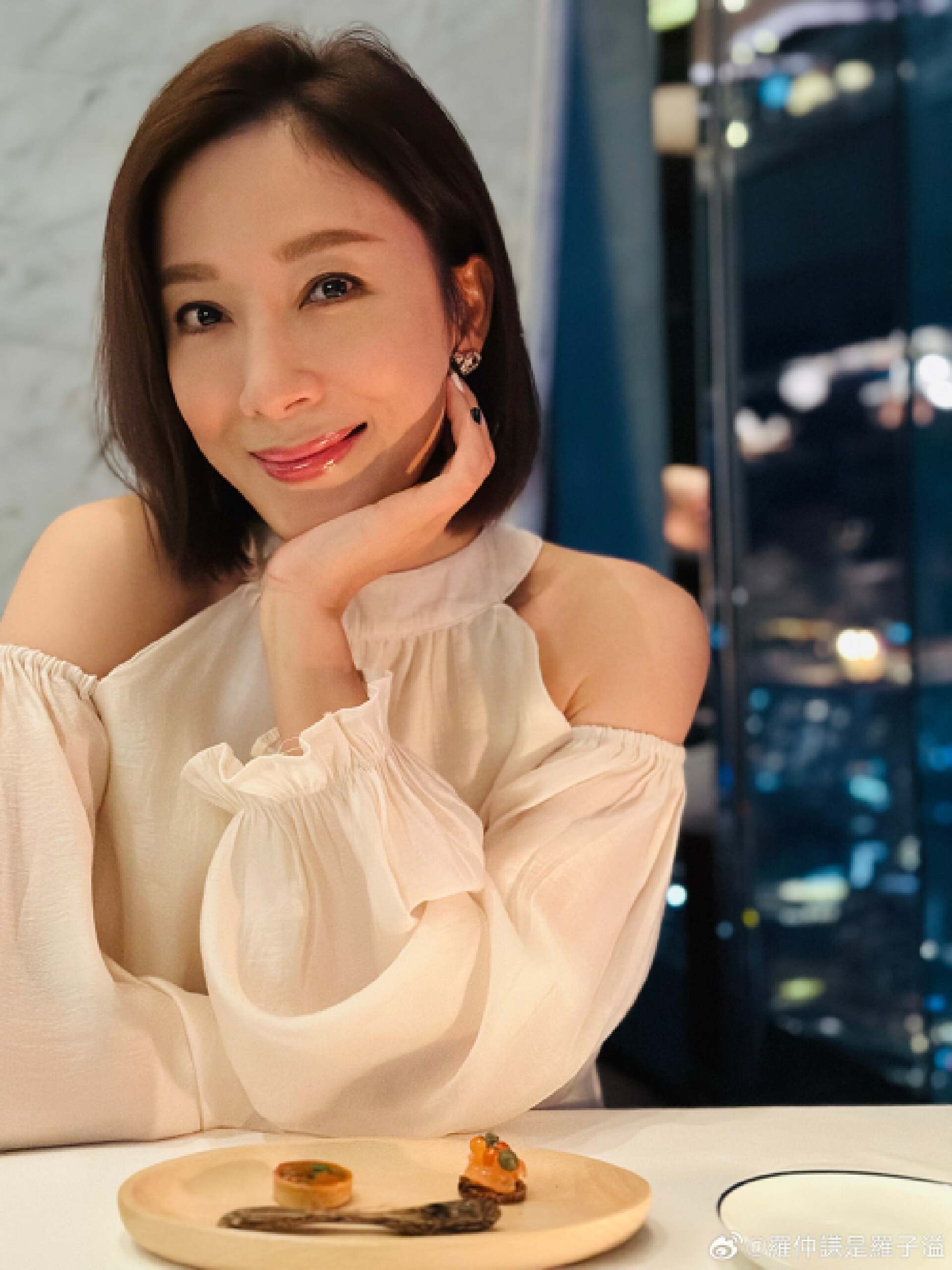 _TVB视后与老公庆祝结婚七周年！二人故地重游，晒多张亲密照_TVB视后与老公庆祝结婚七周年！二人故地重游，晒多张亲密照